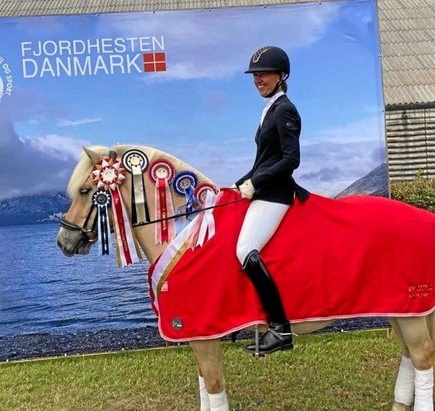 Maria Holmskov og Ajsmann fik flotte præmier sammen med titlen som Europamester. <i>Privatfoto</i>
