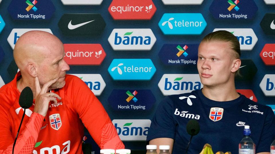 Ståle Solbakken (til venstre) tjener årligt 3,8 millioner danske kroner som landstræner for Norge. Derudover kan han hente yderligere 750.000 kroner i bonusser. (Arkivfoto). <i>Javad Parsa/Ritzau Scanpix</i>