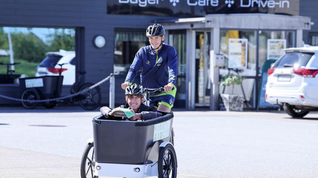 Bangsbo Frejas U17-drenge samler penge ind til Kids Aid - blandt andet ved at levere Kids Aid-kager fra Centerbageren i Frederikshavn. <i>Foto: Bente Poder</i>
