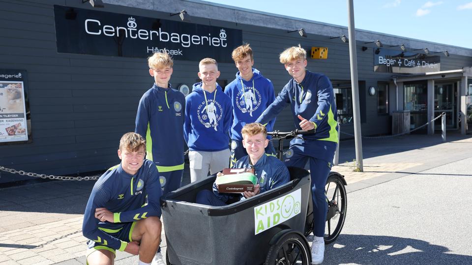 Bangsbo Frejas U17-drengehold leverer Kids Aid-kager på cykel i Frederikshavns lokalområde. <i>Foto: Bente Poder</i>