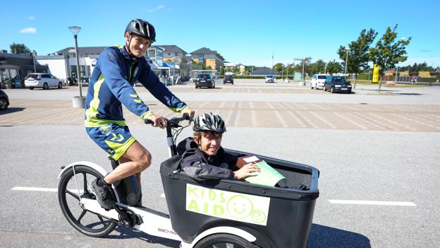 Mikkel Hessellund og Sebastian Evers (i laddet) på vej ud med kager <i>Foto: Bente Poder</i>