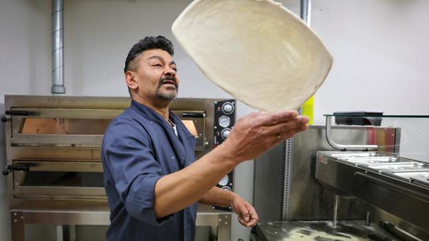 Køkkenchef Enrico Mazzei, der har 40 års erfaring inden for pizzafaget, slynger pizzadejen i køkkenet på Risto Danita. <i>Foto: Bente Poder</i>