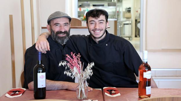 Luigi Gandolfo har også sin søn Gabriele med i restauranten. <i>Foto: Bente Poder</i>