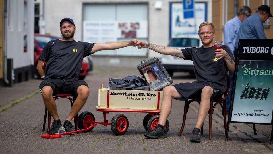 Jacob Thinggaard (tv.) og Daniel Thomsen var på gåtur for det gode formål. Turen gik fra Hanstholm Gl. Kro til Cafe Børsen. <i>Foto: Martél Andersen</i>