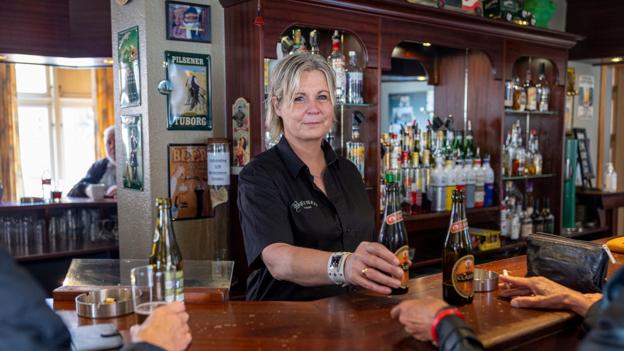 Indehaver af Café Børsen, Sannie Frost, var helt klar på at støtte op om gutternes gåtur og gode sag. <i>Foto: Martél Andersen</i>