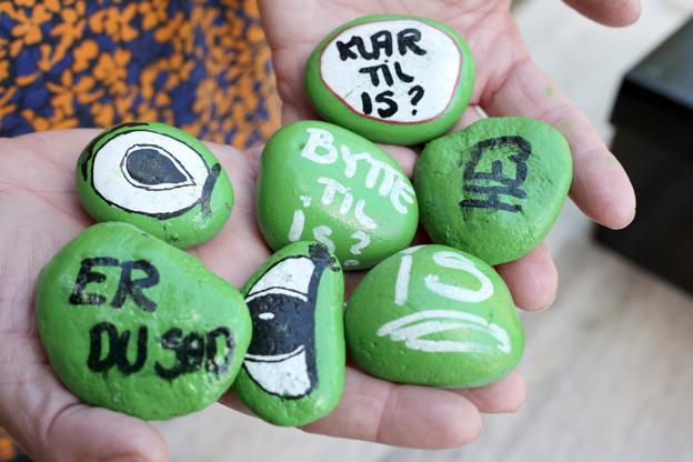Britta Langkilde havde for en uges tid siden gjort en kasse med 50 grønne sten som disse klar. Stenene er nu gemt rundt omkring i Tårs, og de børn, der returnerer en sten til Britta Langkilde, bliver belønnet med en isvaffel. <i>Foto: Bente Poder</i>