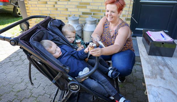 Hver eneste eftermiddag mellem klokken 16 og 18 kommer der i denne tid børn forbi Britta Langkildes hus i Tårs. Og så bytter de ellers små grønne sten med isvafler. Her er det Villum og Villads, der begge er på to og en halv år, som indkasserer is. <i>Foto: Bente Poder</i>