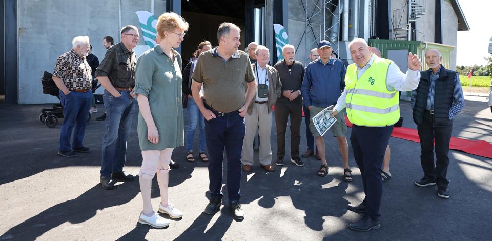 DLG åbnede i går nye faciliteter på Vestre Ringvej i Vrå. Salgschef Henrik Nielsen (i gul vest) viste rundt. <i>Foto: Bente Poder</i>