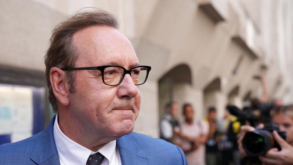 Skuespilleren Kevin Spacey forlader en domstol i London tidligere i juli i forbindelse med anklager mod ham for seksuelle overgreb på tre mænd, mens han var leder af teateret Old Vic i byen. <i>Maja Smiejkowska/Reuters</i>