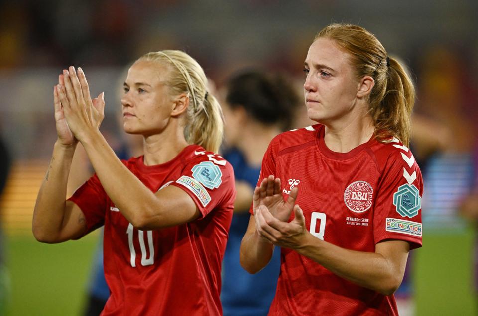 Efter halvandet år i tyske Turbine Potsdam er Sara Holmgaard (th.) tilbage i Fortuna Hjørring. <i>Arkivfoto: Dylan Martinez/Reuters/Ritzau Scanpix</i>