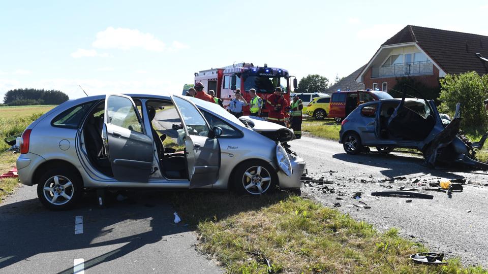 To biler stødte fredag eftermiddag frontalt sammen på Sterupvej ved Jerslev. En 27-årig kvinde er på hospitalet. <i>Foto: Jan Pedersen</i>