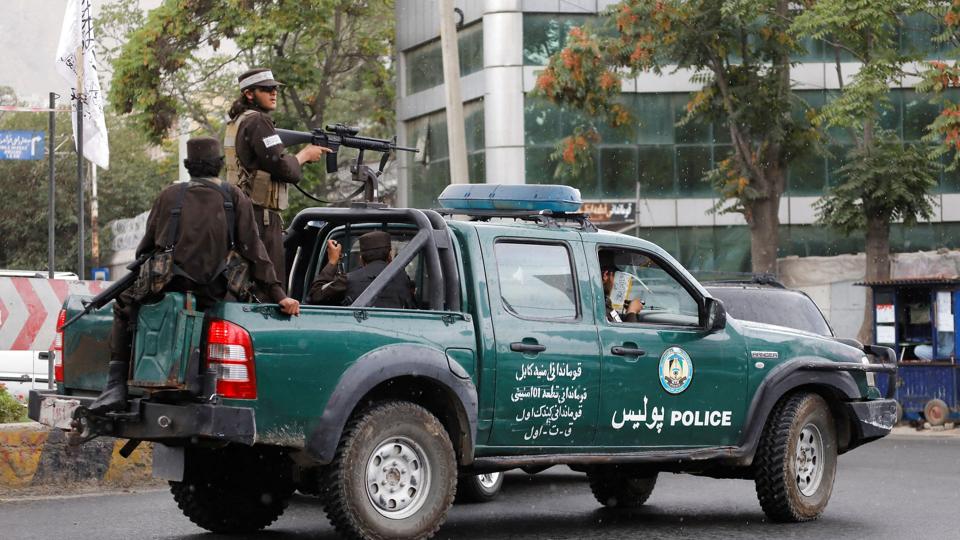Taliban-politifolk i Kabuls gader efter USA sidste weekend med raketter fra en drone dræbte al-Qaedas leder, Ayman al-Zawahiri. Han viste sig overraskende at være flyttet til den afghanske hovedstad, efter de vestlige styrker sidste år trak sig ud af Afghanistan. <i>Ali Khara/Reuters</i>