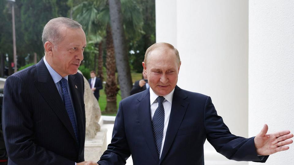 Velkommen indenfor. Ruslands præsident, Vladimir Putin, tager fredag imod Tyrkiets præsident, Recep Tayyip Erdogan, i den russiske sortehavsby Sotji. <i>Murat Kula/Ritzau Scanpix</i>