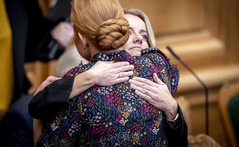 Inger Støjberg og Pernille Vermund under møde i Folketingssalen, hvor der stemmes om, hvorvidt Inger Støjberg er værdig til at sidde i Folketinget efter rigsretsdommen. <i>Mads Claus Rasmussen/Ritzau Scanpix</i>