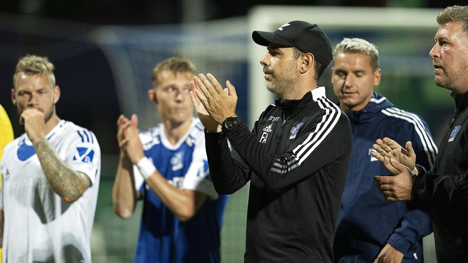 Lyngby-lejren takker holdets fans efter comebacket mod FC Midtjylland. <i>Claus Bech/Ritzau Scanpix</i>