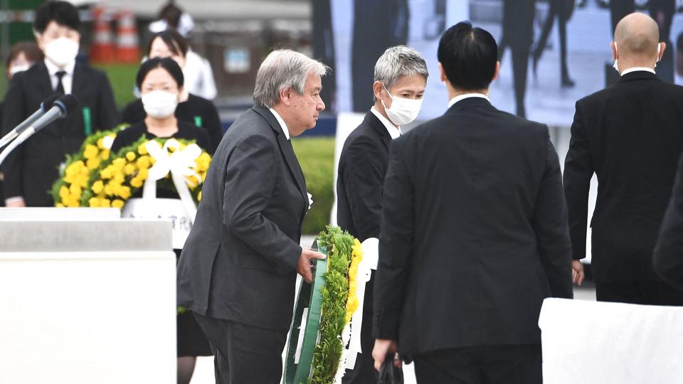 Generalsekretæren for FN, António Guterres, gør klar til at lægge en blomsterkrans ved markeringen af 77-års-dagen for atomkatastrofen under Anden Verdenskrig i Hiroshima i Japan. <i>Philip Fong/Ritzau Scanpix</i>