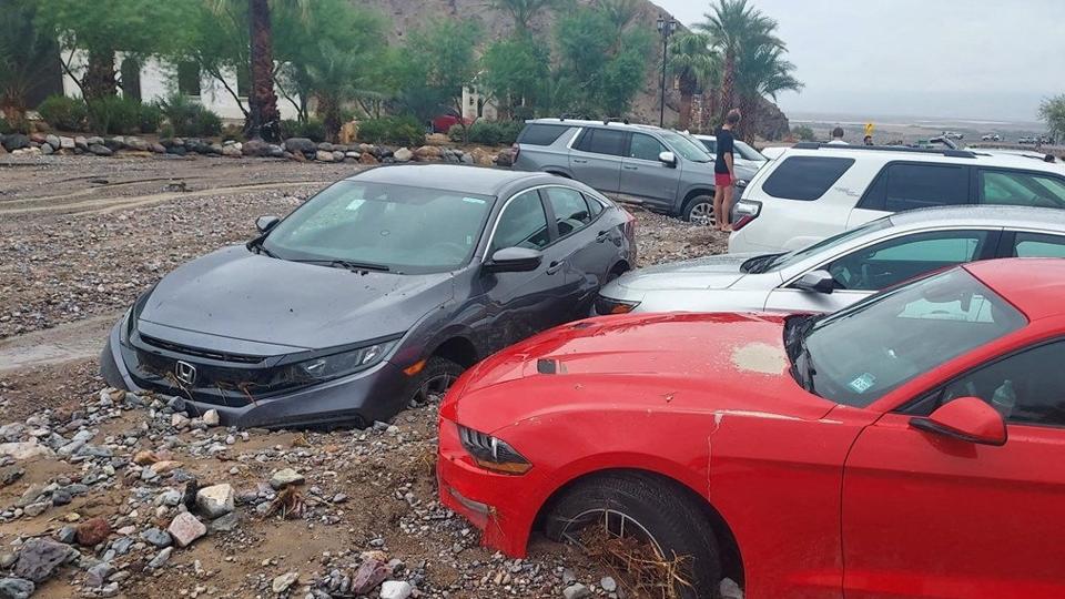 Adskillige biler sidder fast ved hotellet The Inn i Death Valley, og veje ud af området er spærret. <i>National Park Service/Reuters</i>