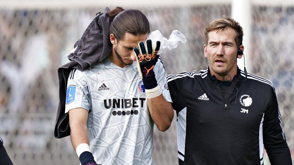 Kamil Grabara forlod kampen mod AaB med en ispose på ansigtet efter sit hårde sammenstød med AaB's Mathias Ross. <i>Henning Bagger/Ritzau Scanpix</i>