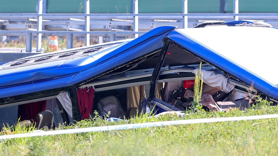 Den forulykkede bus kørte i grøften på en motorvej i det nordlige Kroatien tidligt lørdag morgen. Her har redningsmandskab dækket bussen til, mens politiet har afspærret motorvejen under oprydningsarbejdet. 12 er dræbt og 31 andre kvæstet. <i>Damir Sencar/Ritzau Scanpix</i>
