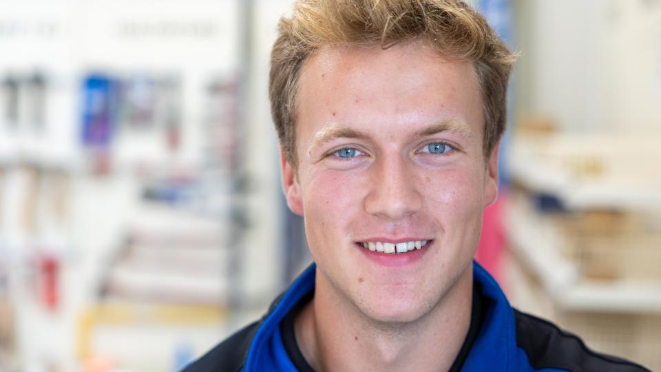 Lykken behøver ikke at være belagt med bøger, selv om man er blevet student med en pænt gennemsnit. Christian føler sig nu sikker på, at han skal noget andet, Faktisk er han gået i gang. <i>Foto: Kim Dahl Hansen</i>