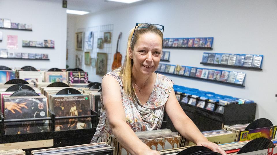Jane Frandsen Bygholm åbnede sidste år butikken Vinyl og Retro efter at have drømt om at blive selvstændig i mange år. For nuværende står hun alene i butikken. <i>Foto: Kim Dahl Hansen</i>