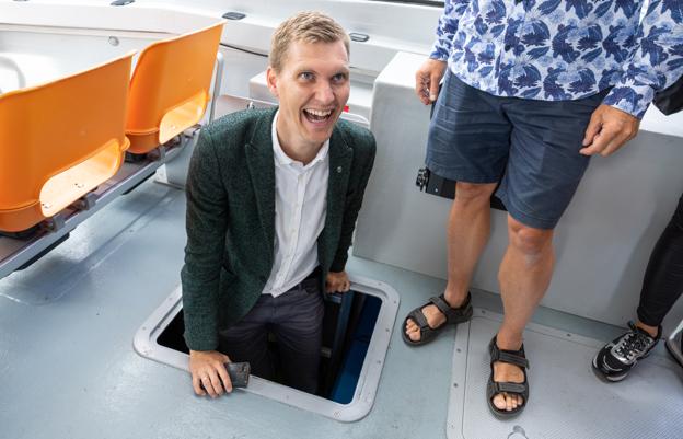 Bestyrelsesformand Lasse Frimand Jensen fra Port of Aalborg har besigtiget færgens batterier, der ligger i underskibet. <i>Foto: Kim Dahl Hansen</i>