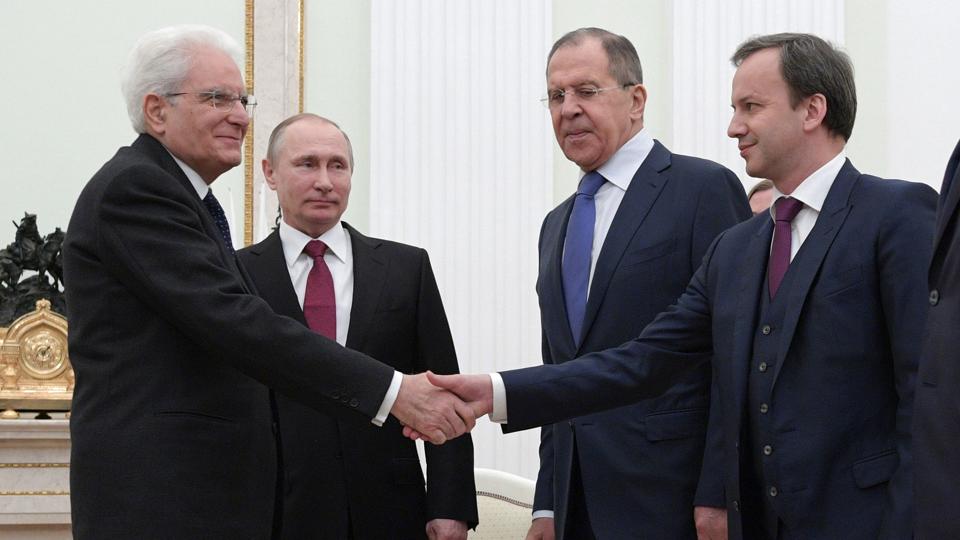 Skakpræsident Arkady Dvorkovich (til højre) var vicepremierminister under Vladimir Putin (nummer to fra venstre) fra 2012 til 2018. (Arkivfoto). <i>Alexei Druzhinin/Ritzau Scanpix</i>