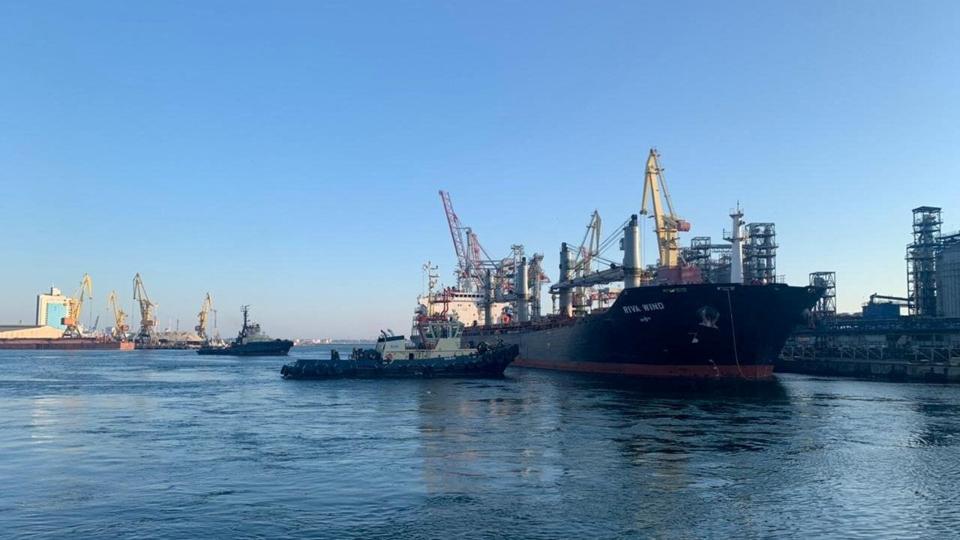 Fragtskibet "Riva Wind", der er indregistreret på Marshall-øerne, ved havnen i Odesa i det sydlige Ukraine søndag. <i>Ukrainian Infrastructure Ministry/Reuters</i>
