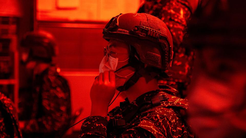 Soldater fra Taiwans flåde overvåger farvandet omkring øen under den omfattende militærøvelse, som Kinas militær har gennemført i de seneste dage. Øvelsen er ved at blive afviklet, meddeler Kina søndag. <i>Taiwan Military News Agency/Reuters</i>