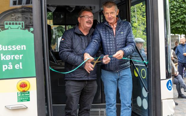 Rådmand for Klima og Miljø i Aalborg Kommune Per Clausen (EL) til venstre og bestyrelsesformand i Nordjyllands Trafikselskab Søren Kusk klipper snoren over til een af de nye elbusser ved søndagens markering på Gammeltorv i Aalborg. <i>Foto: Kim Dahl Hansen</i>