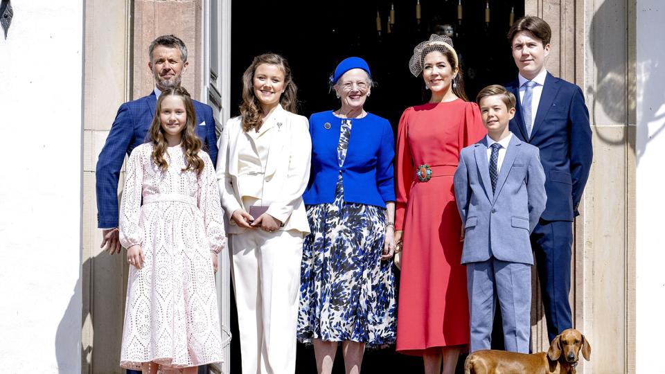 Kronprinsfamilien og dronning Margrethe i april til prinsesse Isabellas konfirmation. Kronprinsparrets to ældste børn har i løbet af sommerferien besluttet sig for, hvad de skal næste skoleår. <i>Bax Lindhardt/Ritzau Scanpix</i>