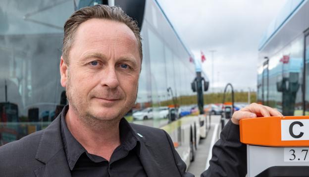 - Vi forventer, at busserne i gennemsnit kan køre omkring 300 km per opladning, siger Marco Pedersen, der er teknisk chef i Tide Bus Danmark. <i>Foto: Kim Dahl Hansen</i>