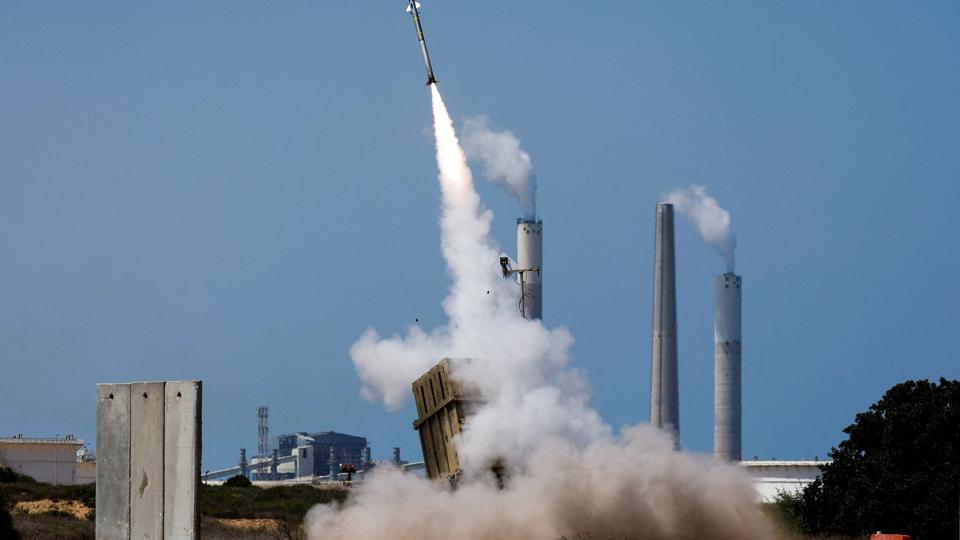 Israels luftforsvarssystem, Jernkuplen, sender et missil op for at uskadeliggøre en af de mange raketter, der er blevet affyret fra Gazastriben mod Israel. <i>Amir Cohen/Reuters</i>