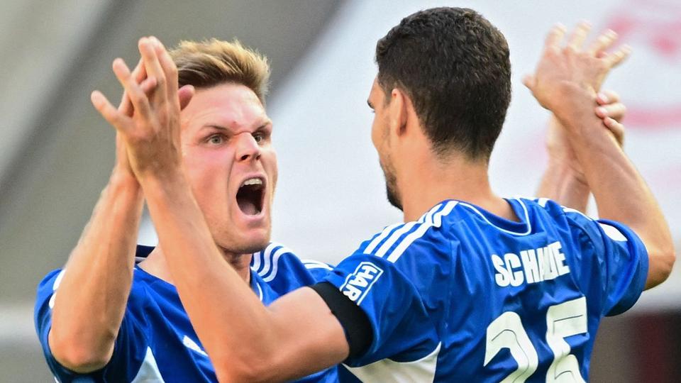 Marius Bülter (tv.) fejrer sin 1-2-reducering, men Schalke 04 endte med at tabe 1-3 til FC Köln i premiererunden i Bundesligaen. <i>Ina Fassbender/Ritzau Scanpix</i>