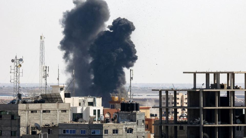 Røg ses her stige op fra en bygning i den sydlige del af Gaza. Der har været kampe og bombardementer i området i tre dage. <i>Said Khatib/Ritzau Scanpix</i>