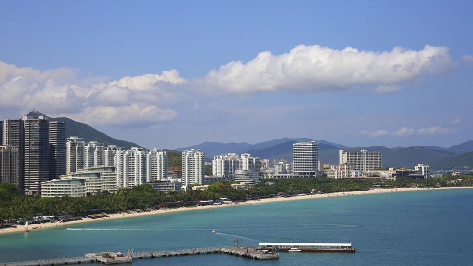 Sanya er en populær feriedestination og er især kendt for gode forhold for surfing. Nu har sommerferien dog forvandlet sig til coronamareridt for 80.000 strandede turister. (Arkivfoto). <i>Koki Kataoka/Ritzau Scanpix</i>