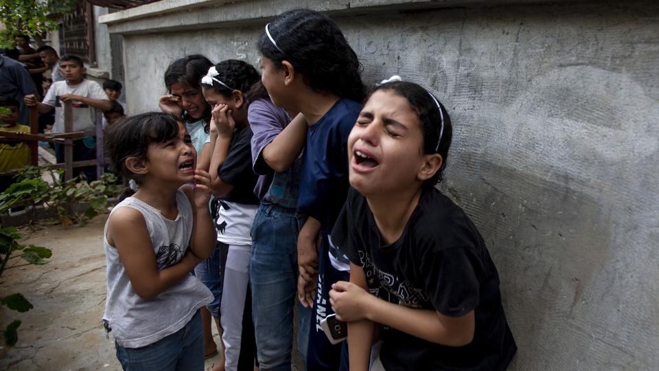 Børn i Gaza græder under begravelsen af Tamim Hijazi, der blev dræbt under et israelsk angreb 6. august. I alt har 44 palæstinensere ifølge nyhedsbureauet APF mistet livet. <i>Yousef Masoud/Ritzau Scanpix</i>