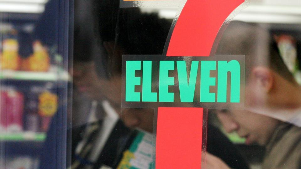 7-Eleven butikker i hele Danmark holder lukket, fordi butikskæden mistænker at være blevet ramt af et hackerangreb, der gør, at medarbejdere ikke kan betjene deres kasser. (Arkivfoto). <i>Toru Hanai/Reuters</i>