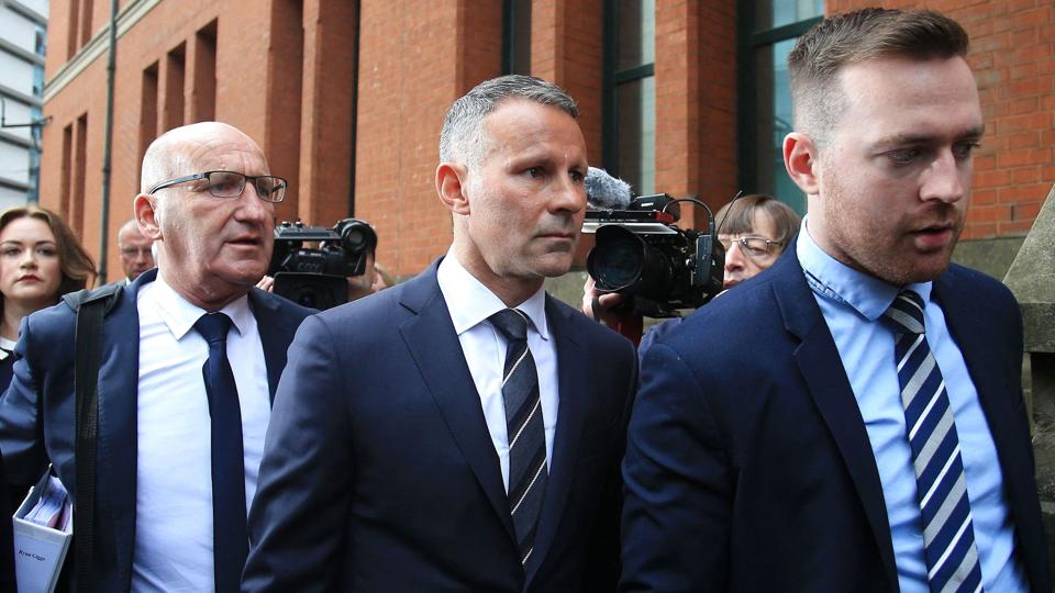 Med sit hold af advokater ankom Ryan Giggs mandag til retten i Manchester. <i>Lindsey Parnaby/Ritzau Scanpix</i>
