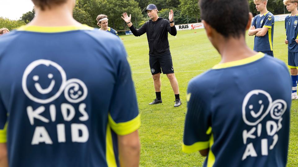 Kasper Hjulmand træner U17-drenge fra Bangsbo Freja