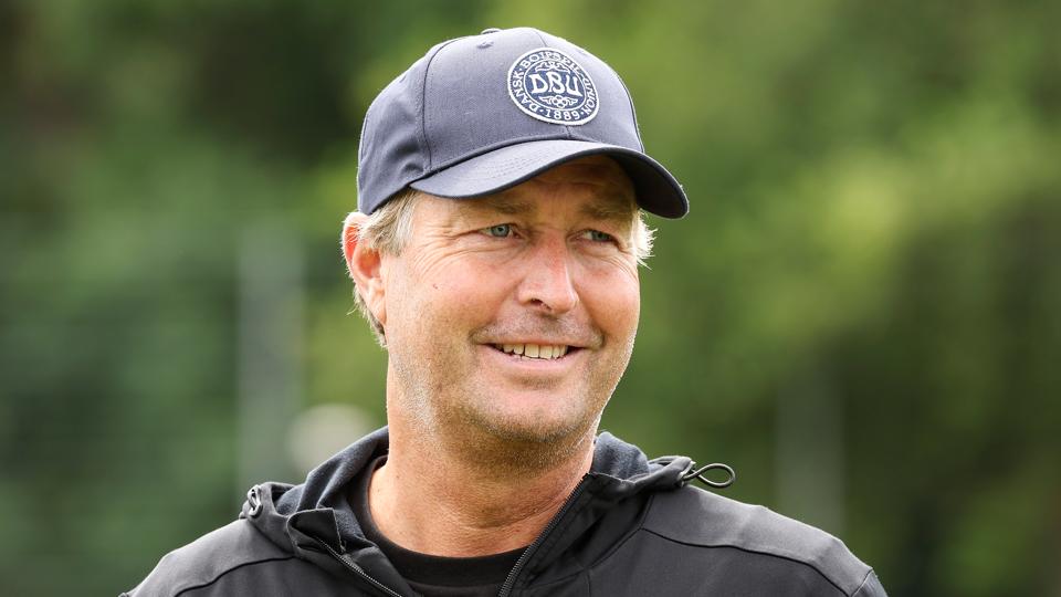Fodboldlandstræner Kasper Hjulmand træner de lokale U-17 Bangsbo Freja-drenge i Frederikshavn. <i>Foto: Claus Søndberg</i>