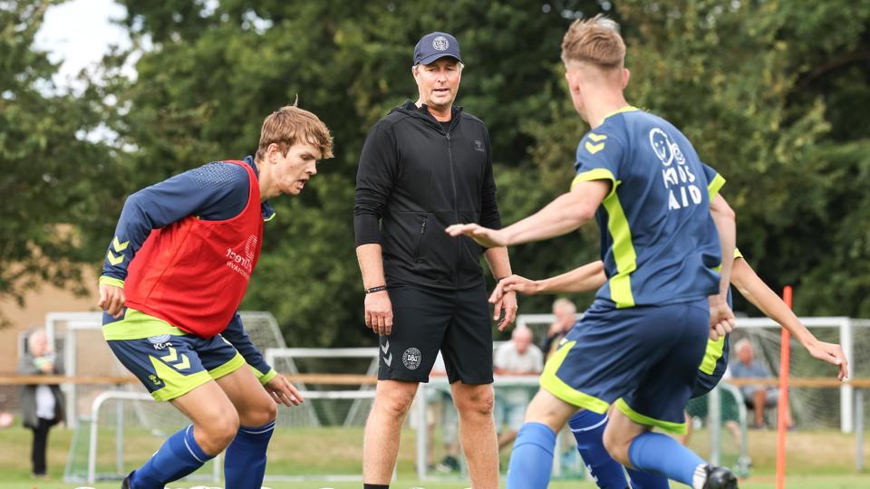 Kasper Hjulmand træner U17-drenge fra Bangsbo Freja