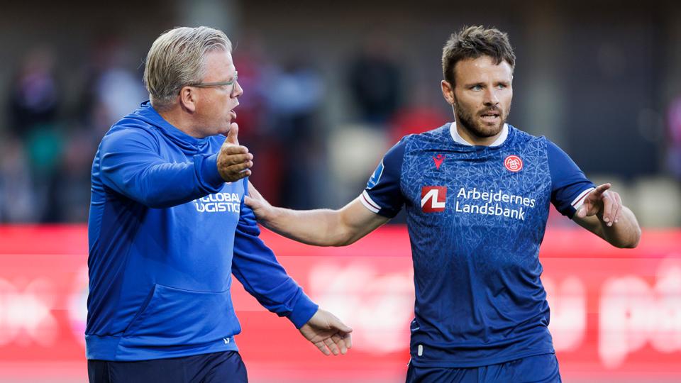 Cheftræner Lars Friis og Kristoffer Pallesen forsøger at finde en plan undervejs i kampen mod Silkeborg. Uden held. <i>Foto: Henrik Bo</i>