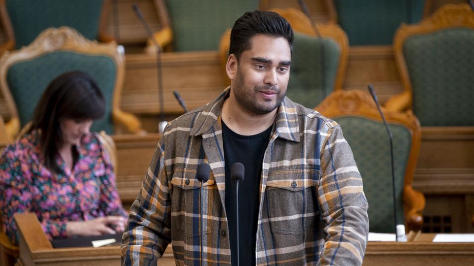 Frie Grønnes Sikandar Siddique siger, at hans parti vil stemme for mistillid til regeringen, hvis det kommer så vidt. <i>Liselotte Sabroe/Ritzau Scanpix</i>