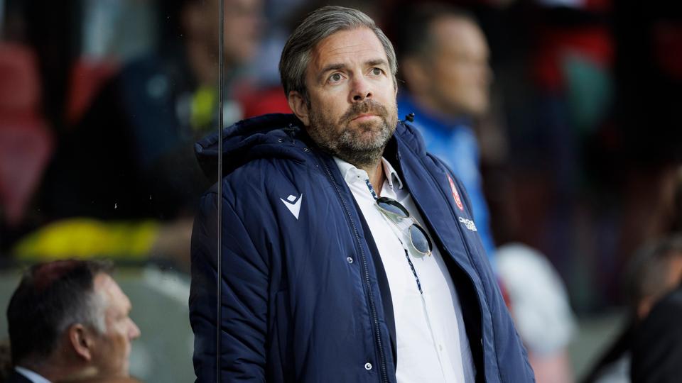 AaB-sportschef Inge André Olsen må skride til handling, inden transfervinduet lukker, mener Nordjyskes sportsredaktør. <i>Foto: Henrik Bo</i>