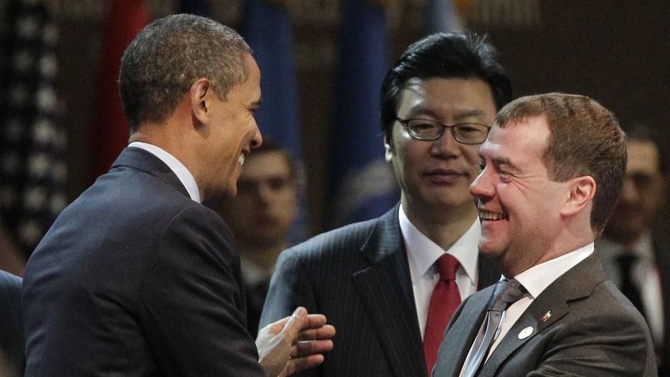 En Ny Start-aftalen blev indgået mellem de daværende præsidenter i USA og Rusland Barack Obama (til venstre) og Dmitrij Medvedev (til højre) i 2010. Her ses de to sammen i 2012. (Arkivfoto). <i>Mikhail Klimentyev/Ritzau Scanpix</i>