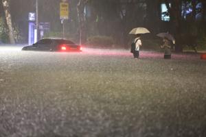 Rekordstore mængder regn efterlader mindst syv døde i Seoul