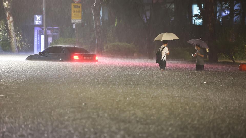 Rekordstore mængder regn har forvandlet gaderne i Seouls Gangnam-distrikt til floder. <i>Hwang Kwang-Mo/Ritzau Scanpix</i>