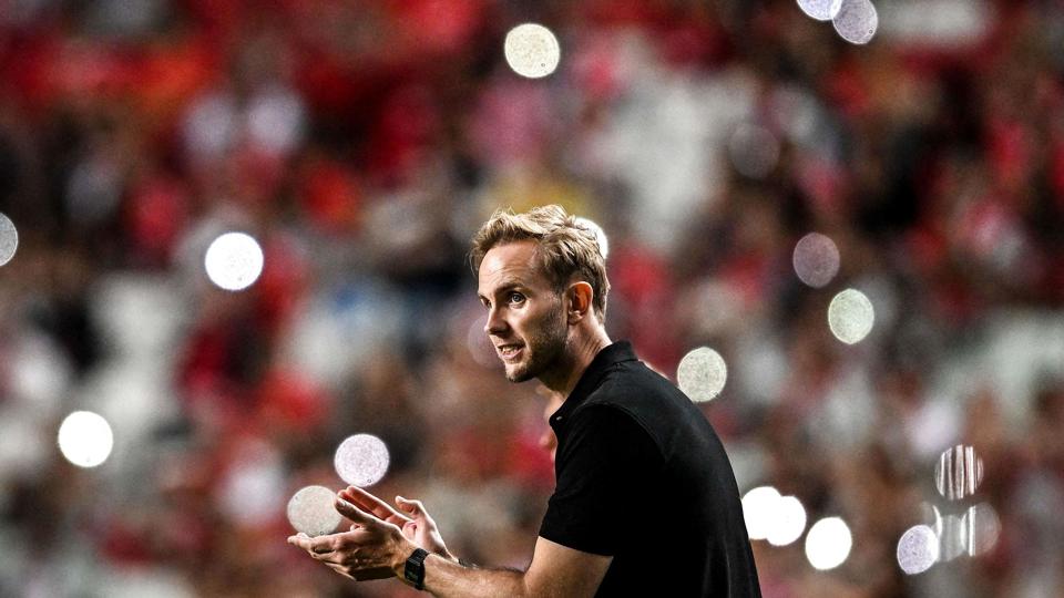 FC Midtjylland-træner Henrik Jensen skal forsøge at vende et nederlag på 1-4 til Benfica til samlet sejr. Midtjyderne vil give det et forsøg i tirsdagens returkamp på dansk grund. <i>Patricia De Melo Moreira/Ritzau Scanpix</i>