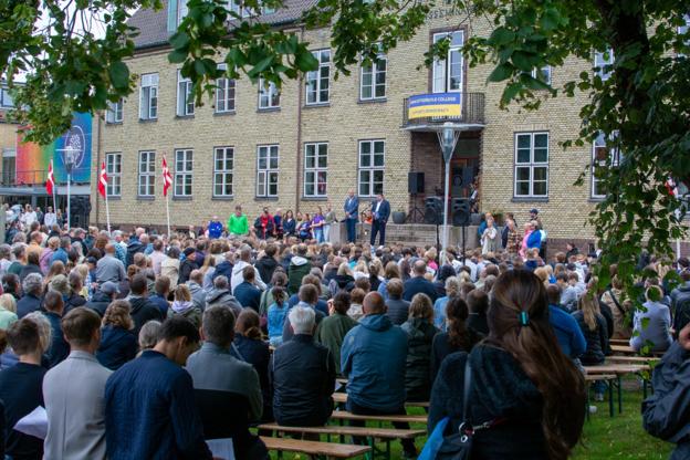 De 506 elever og deres familier blev modtaget med en stor velkomstsamling på plænen foran hovedbygningen i søndags. <i>Privatfoto</i>